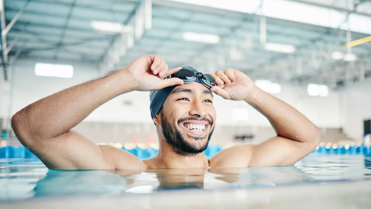 Poignées d’amour : cette nage ciblée aide à réduire les poignées d’amour (+ 4 exercices à faire à la piscine)